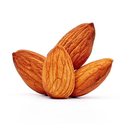 Quatre amandes grillées sur fond blanc