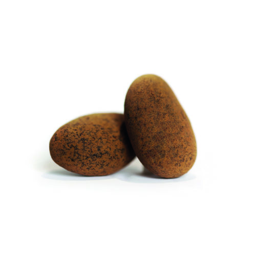 Deux amandes enrobées de chocolat noir.